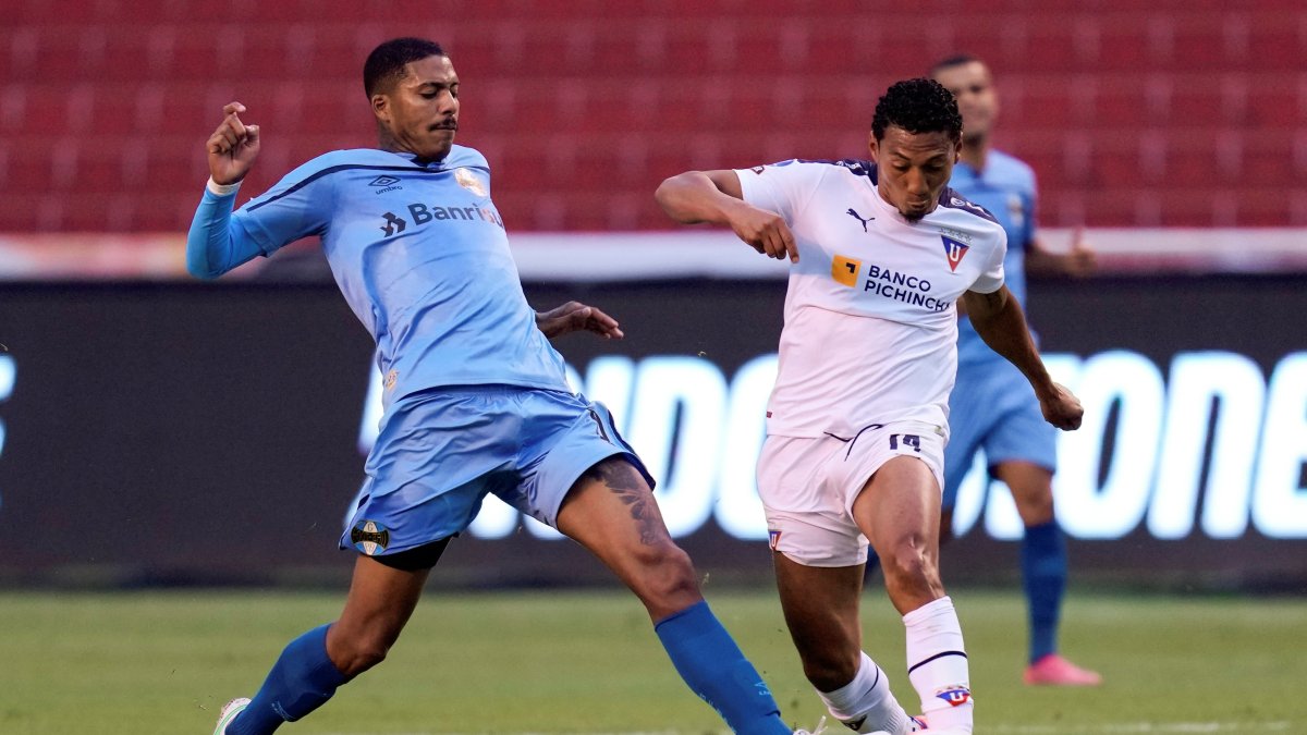 José Quiteros (d) de LDU disputa un balón con Jean Pyerre de Gremio hoy, en un partido de la Copa Sudamericana entre LDU Quito y Gremio en el estadio Rodrigo Paz Delgado en Quito (Ecuador).