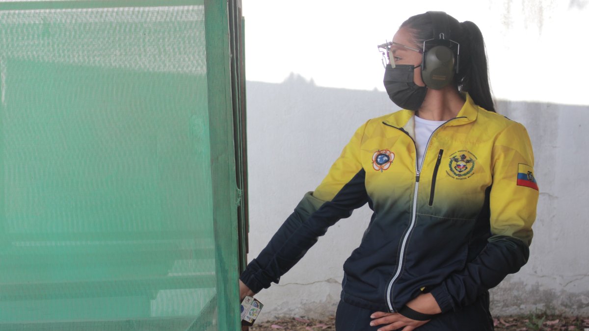 Fotografía cedida por el Ministerio del Deporte de Ecuador, de la tiradora olímpica Diana Durango, en una practica en un polígono de tiro.