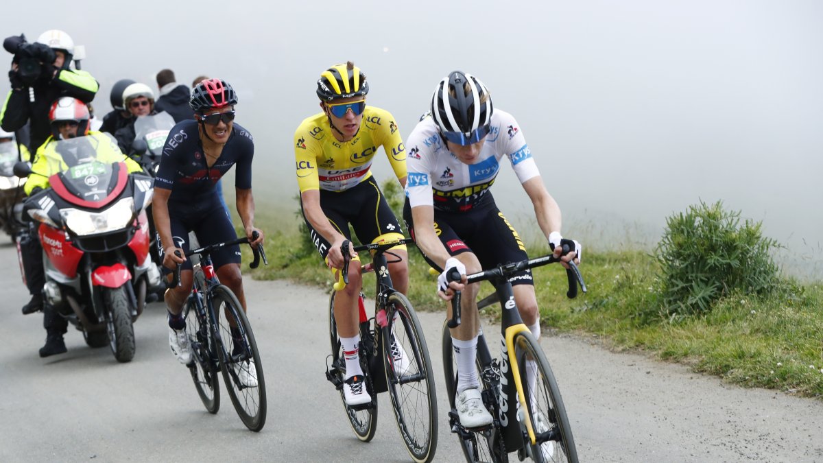 Richard Carapaz (i), Tadej Pogacar y Jonas Vingegaard protagonizaron la lucha por la victoria en la etapa 17.