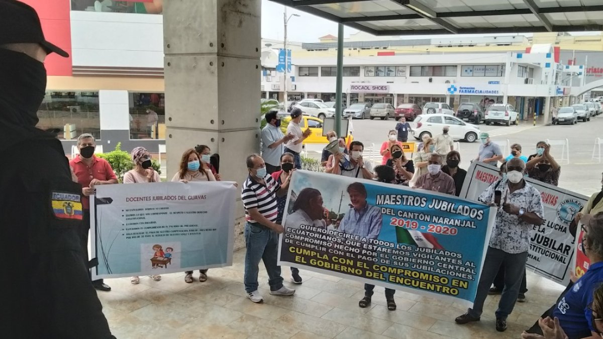 Los maestros jubilados se concentraron en los bajos de la Subsecretaría de Educación de la Zona 8.