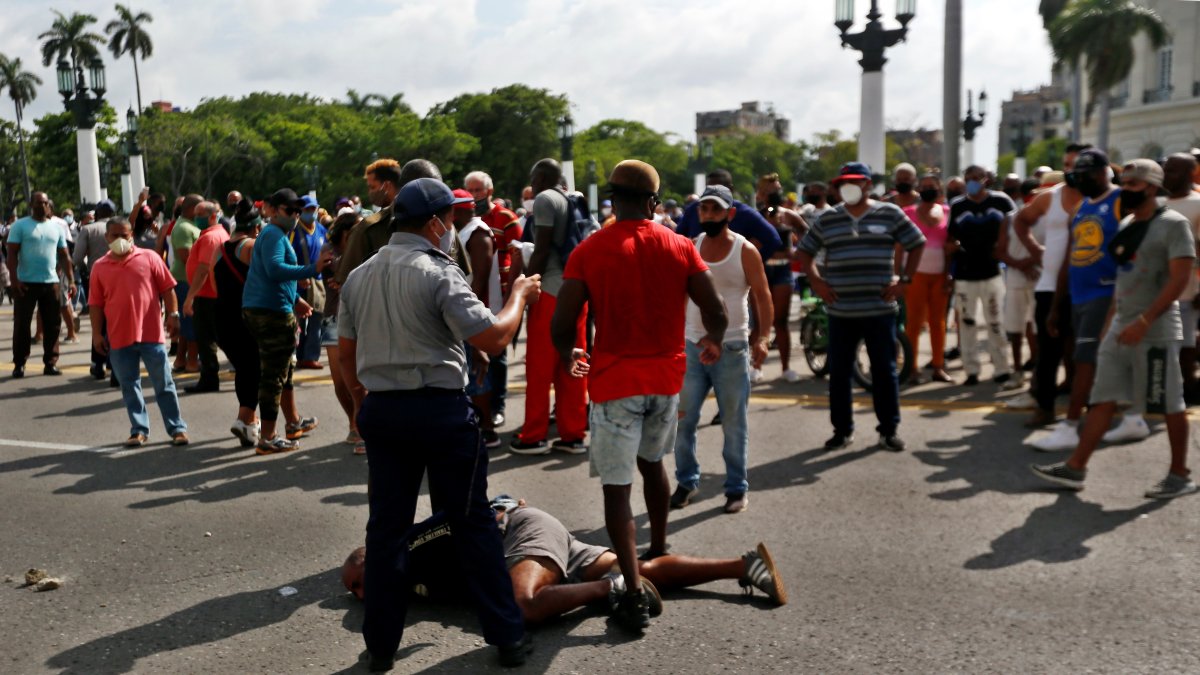 Un hombre permanece en suelo antes de ser arrestado durante las protestas antigubernamentales, el 11 de julio de 2020, en La Habana (Cuba).