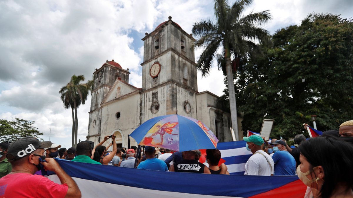 Personas se reúnen parta acompañar al presidente Miguel Díaz-Canel tras la protesta contra el Gobierno de Cuba hoy, frente a la iglesia del pueblo San Antonio de los Baños (Cuba)..