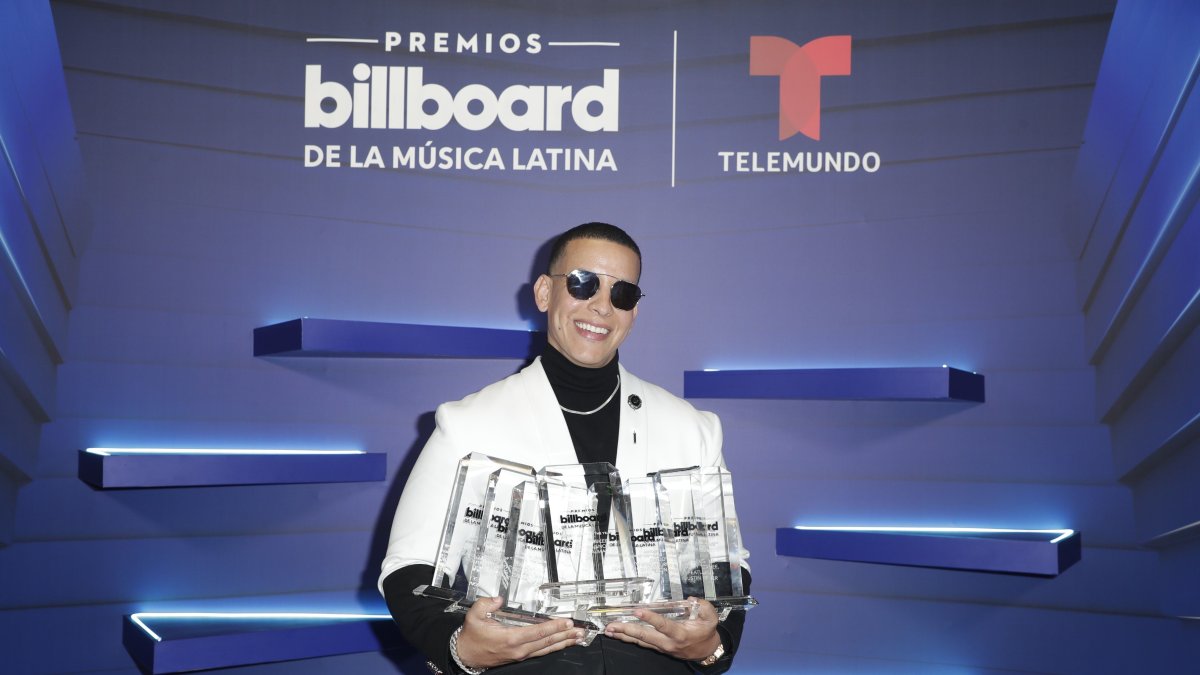 Fotografía cedida por Telemundo donde aparece el cantante puertorriqueño Daddy Yankee mientras posa con sus siete Premios Billboard.