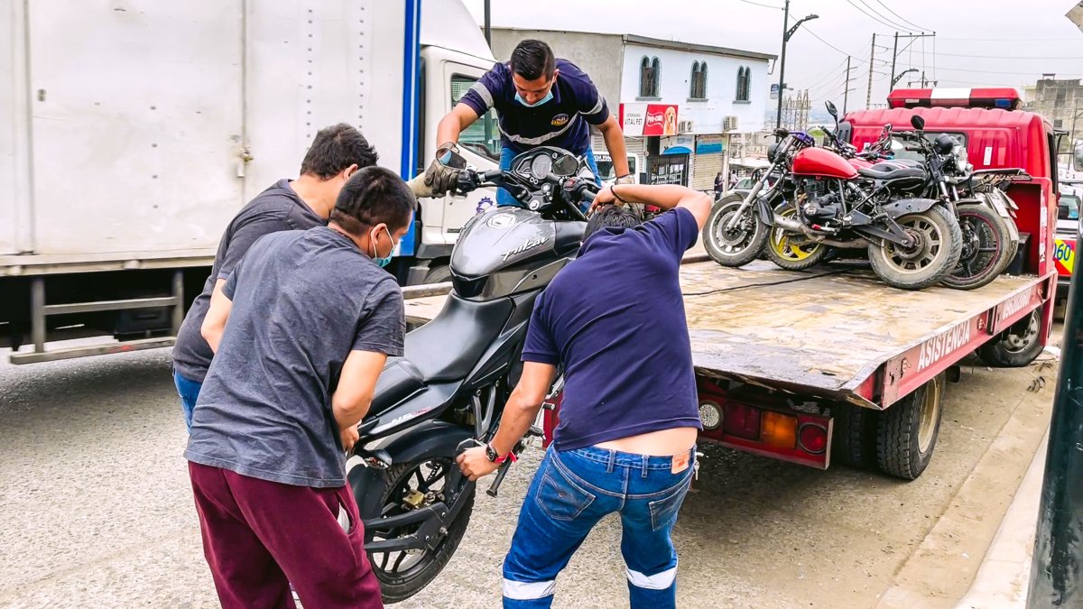 Control. La grúa se lleva motos que no estaban matriculadas.