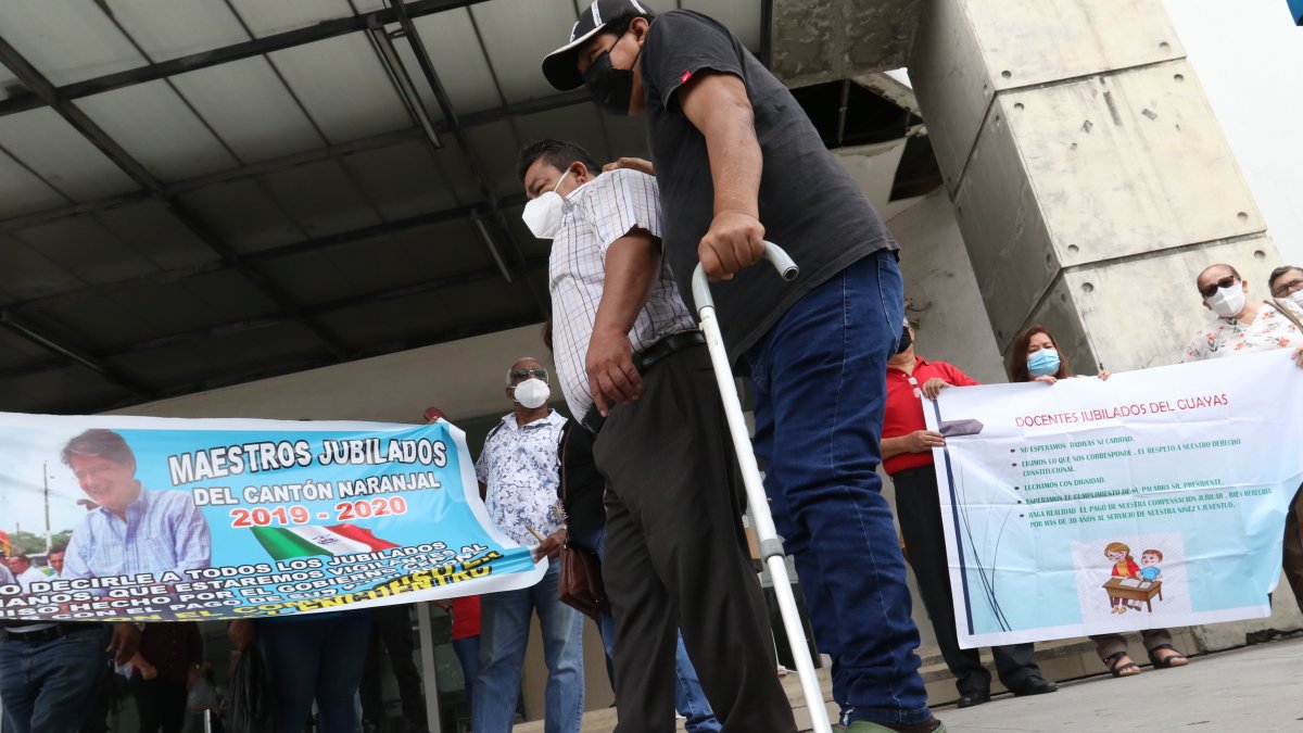 Drama. Los maestros jubilados Alberto Rodríguez y Carlos Anchaluiza participaron de un plantón para exigir el pago del incentivo jubilar.