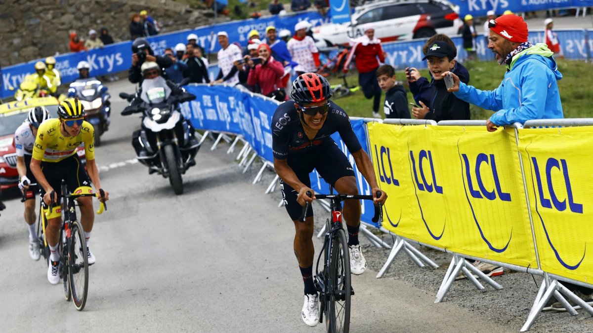 Richard Carapaz (i) durante una de las etapas del Tour francés