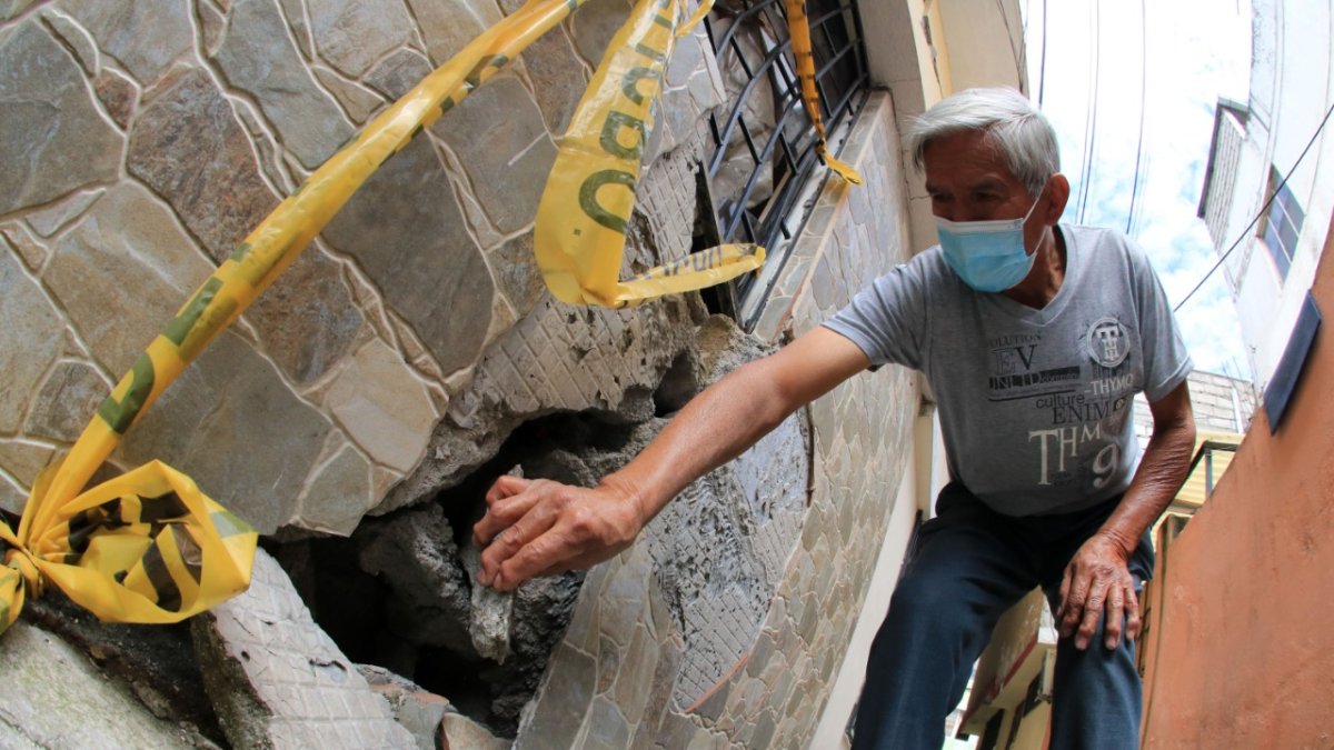 Peligro. Algunas grietas en las estructuras son tan grandes como para que una persona meta la mano.