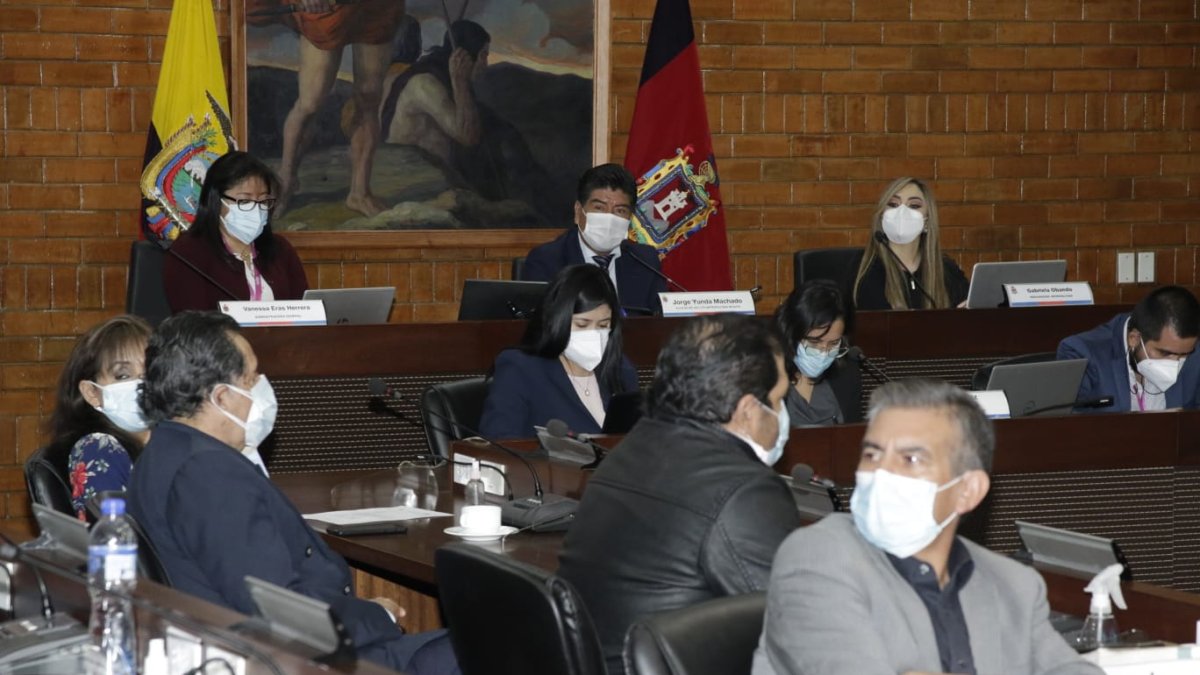 La compleja situación del Municipio de Quito cumplió dos meses. Esto tiene a la entidad sumida en la confusión y la paralización.