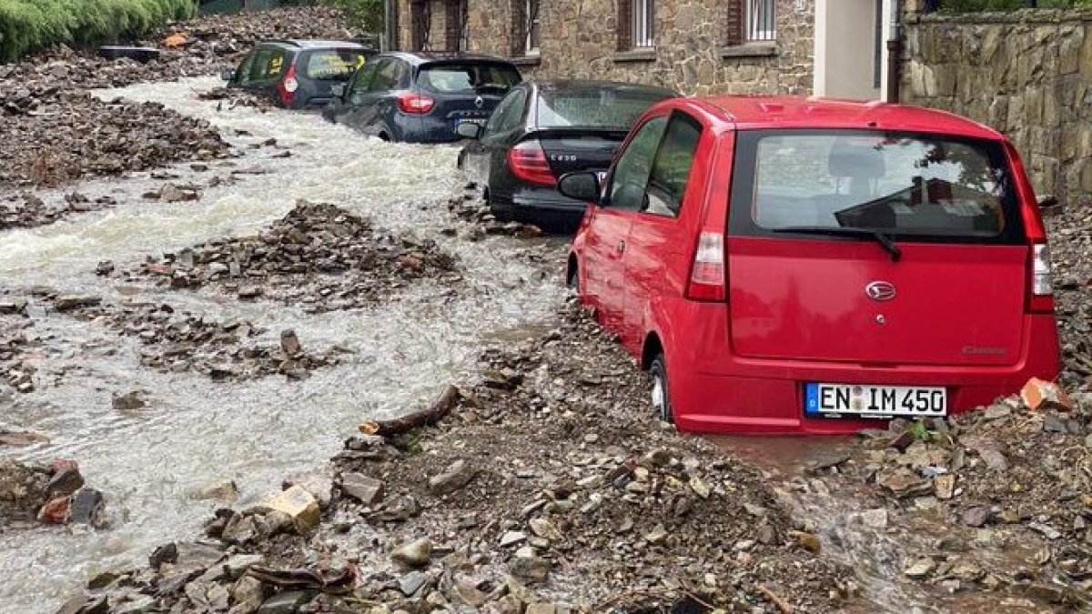 Ríos de piedra y lodo inundan calles urbanas de las regiones afectadas