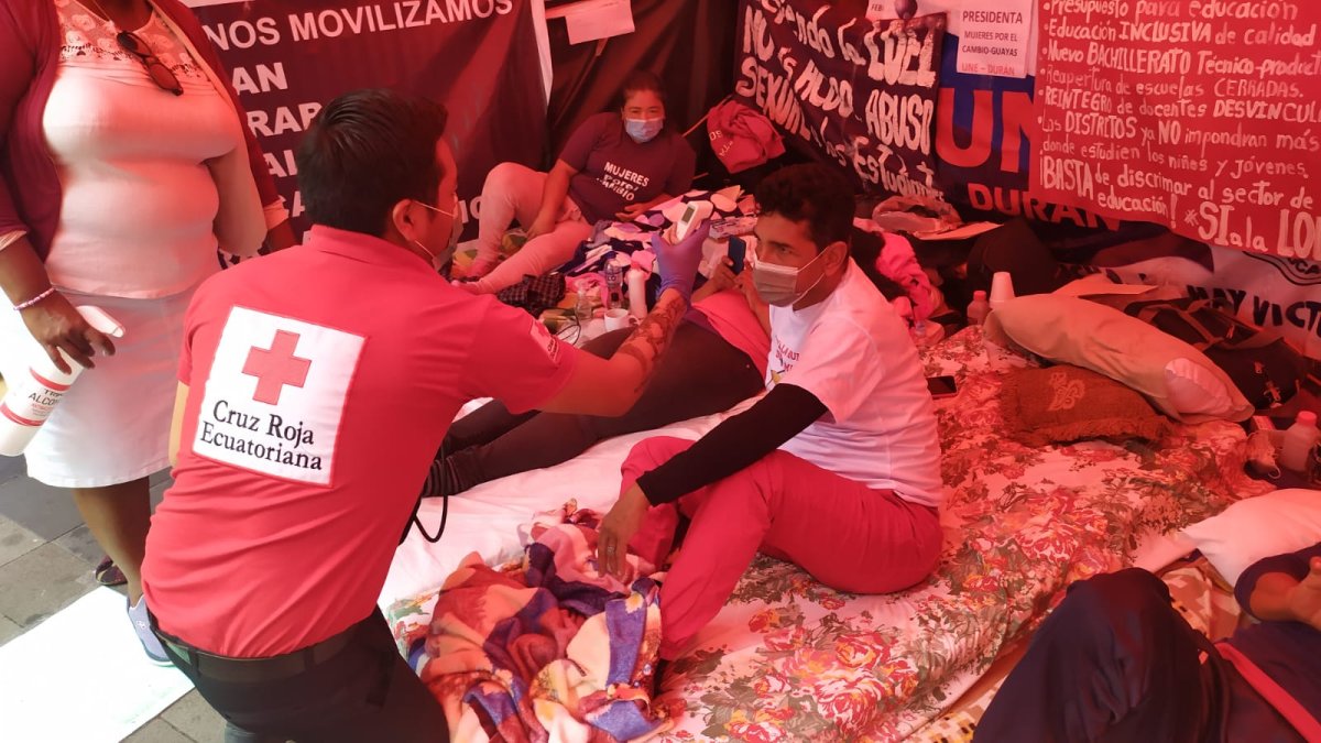 Pedro Delgado, maestro fiscal en huelga de hambre, recibe atención por parte de miembros de la Cruz Roja.