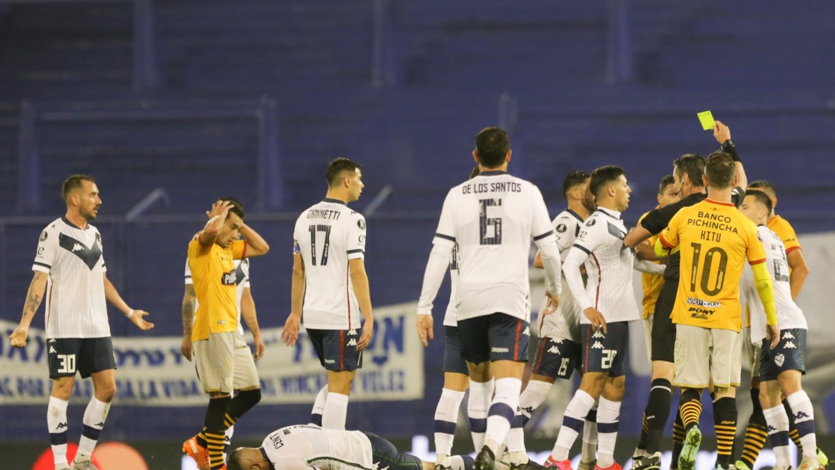 Barcelona tuvo problemas en la ida contra Vélez en Liniers.