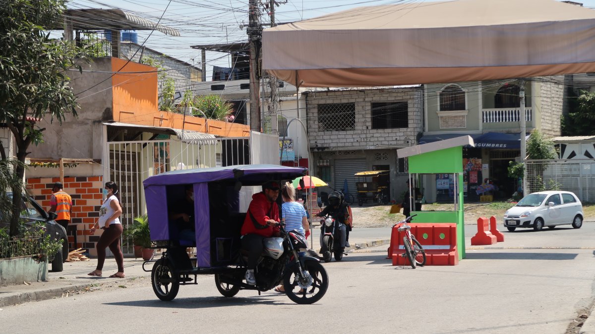 Las tricimotos ingresan a la ciudadela Huancavilca Norte a dejar pasajeros. Muchos conductores son acusados de originar inseguridad en el sector.
