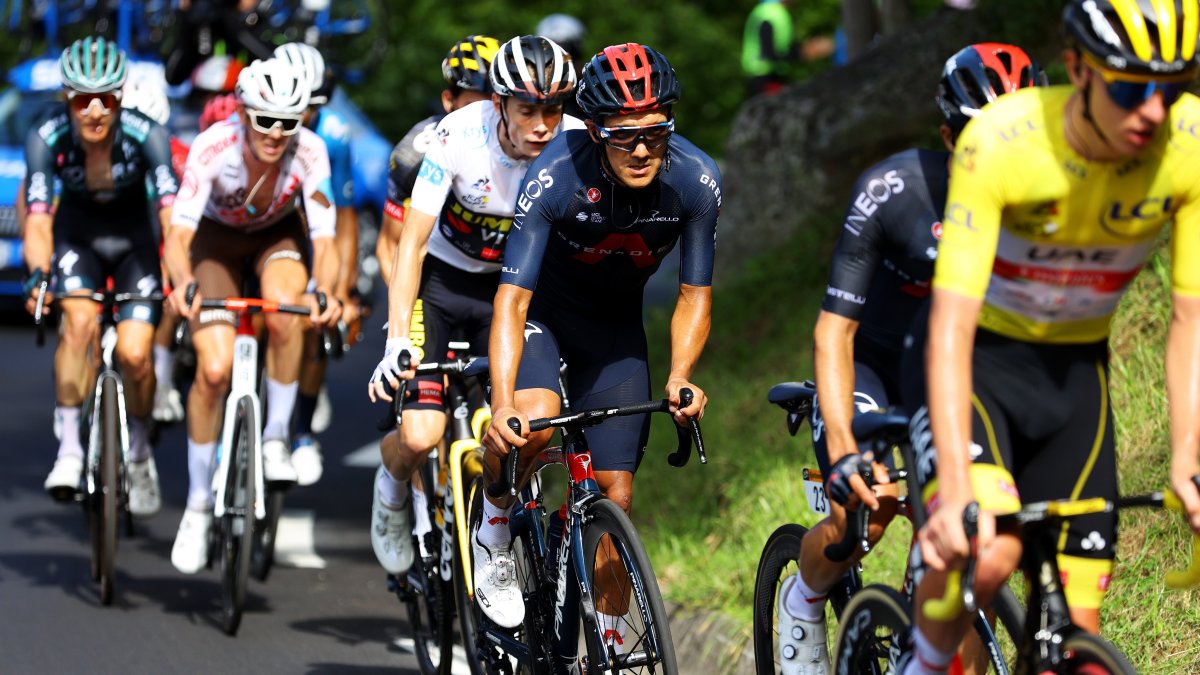 Richard Carapaz durante la última jornada de montaña del Tour de Francia, en la que defendió el tercer lugar y aumentó la ventaja sobre sus perseguidores.
