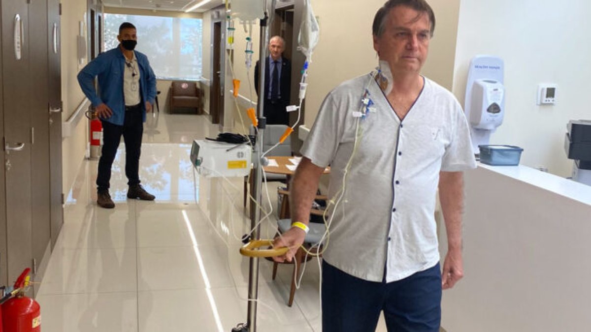 El presidente de Brasil publicó en Twitter esta foto suya donde camina por el hospital.
