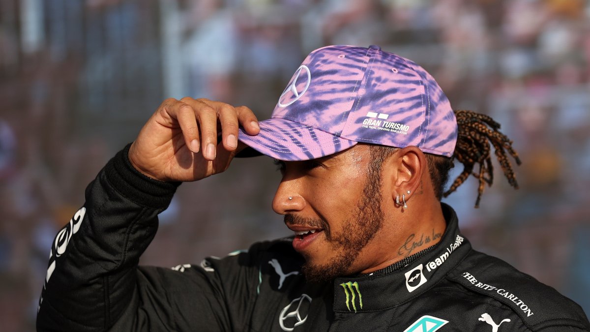 El piloto británico Lewis Hamilton de Mercedes-AMG Petronas reacciona después de que tomó la pole position durante la sesión de calificación del Gran Premio de Fórmula Uno de Gran Bretaña en el circuito de Silverstone.