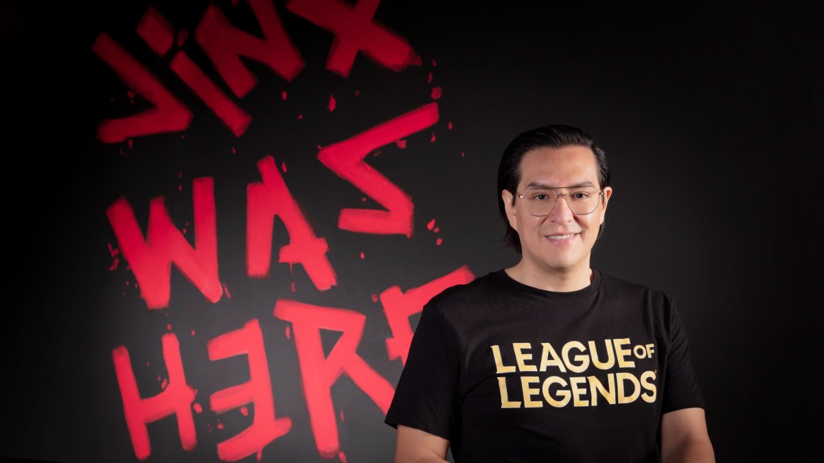 Fotografía cedida hoy por Riot Games donde se observa a su gerente general en Latinoamérica, Rafael Ojeda, mientras posa en Ciudad de México.