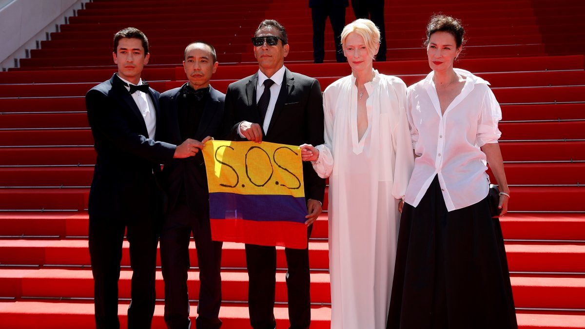 Juan Pablo Urrego, Apichatpong Weerasethakul, Elkin Diaz, Tilda Swinton y Jeanne Balibar arriban para el estreno de  'Memoria' durante el festival de Cannes.