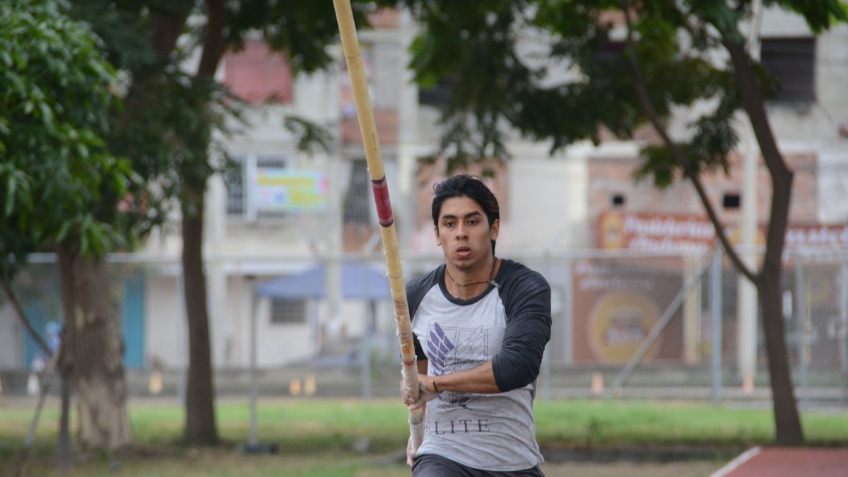 El saltador de pértiga entrena en Portoviejo con miras a las competencias del ciclo de la temporada.