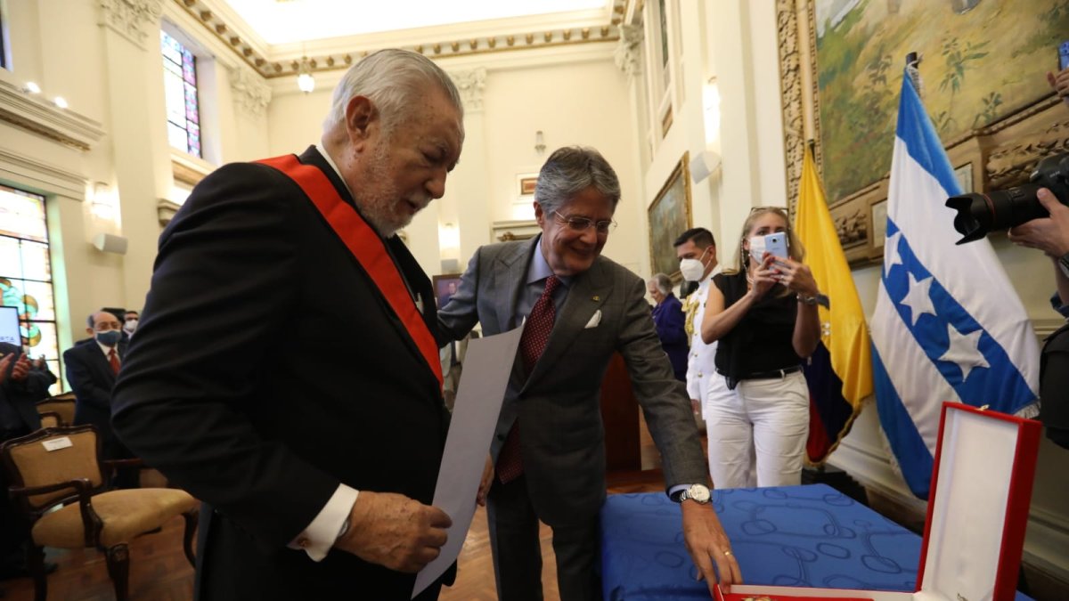 Francisco Huerta recibe de las manos del presidente Guillermo Lasso la condecoración.