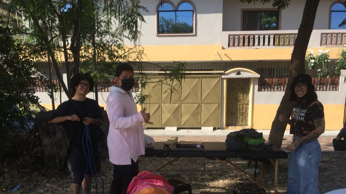 Feria. Algunos expositores en la jornada organizada en la Simón Bolívar.