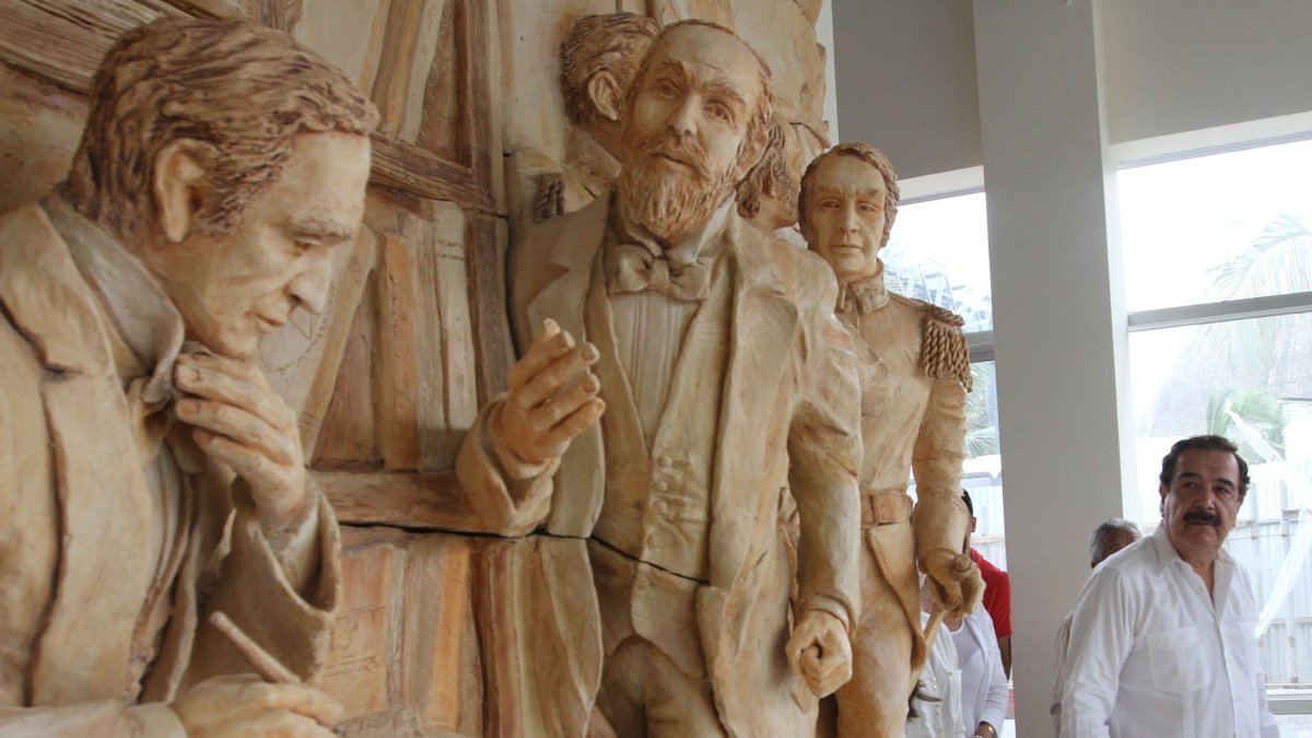 Insignia. Jaime Nebot, durante un recorrido de la obra de casi un millón de dólares, entre edificio y mano de obra.
