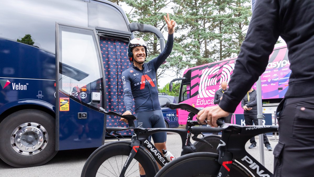 Richard Carapaz suma otra hazaña al lograr el podio del Tour de Francia. El festejo será en París.