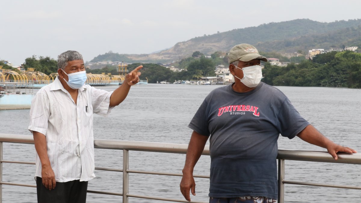 Estero. Gustavo Arce y Clemente Barco recuerdan la vida al pie del Salado cuando su agua no estaba contaminada.