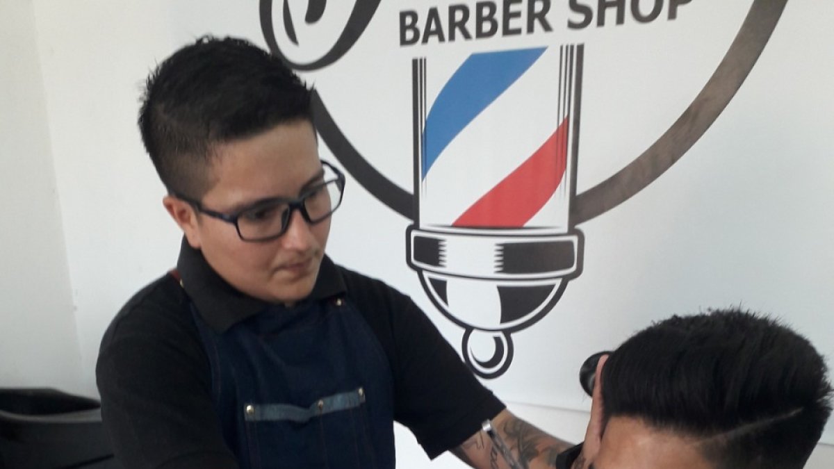 Negocio. Daan Acosta en su barbería de Nobol. Apostó por su emprendimiento por la falta de empleo.