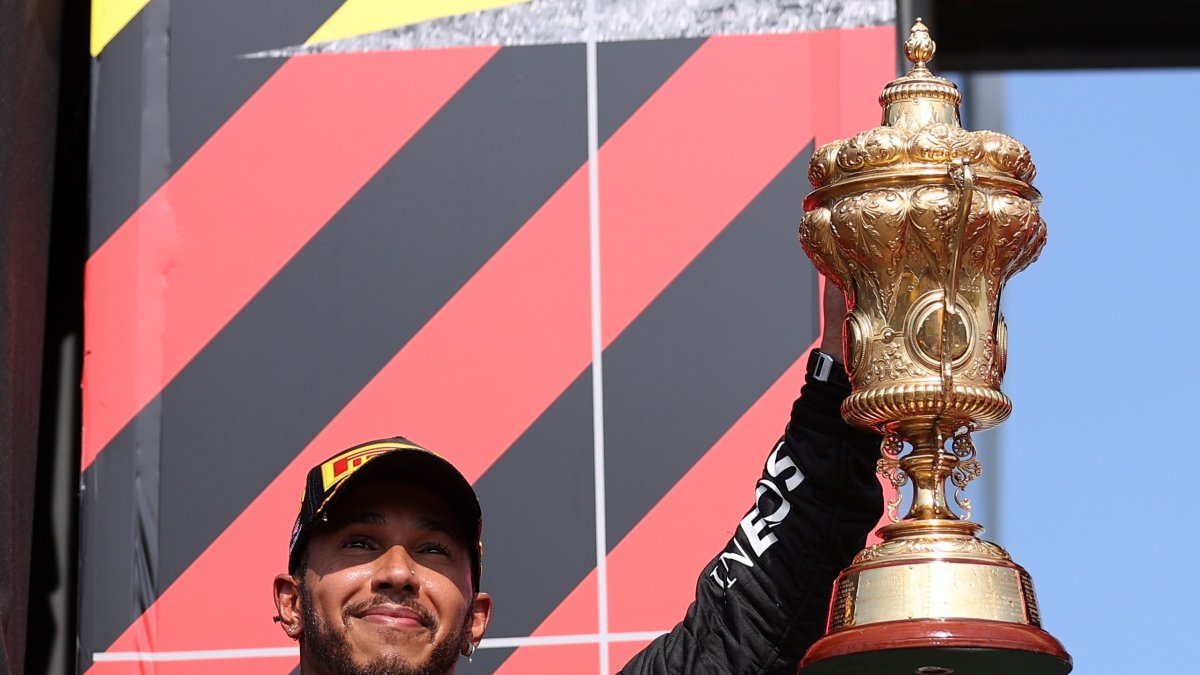 Hamilton resurge: con polémica y en casa