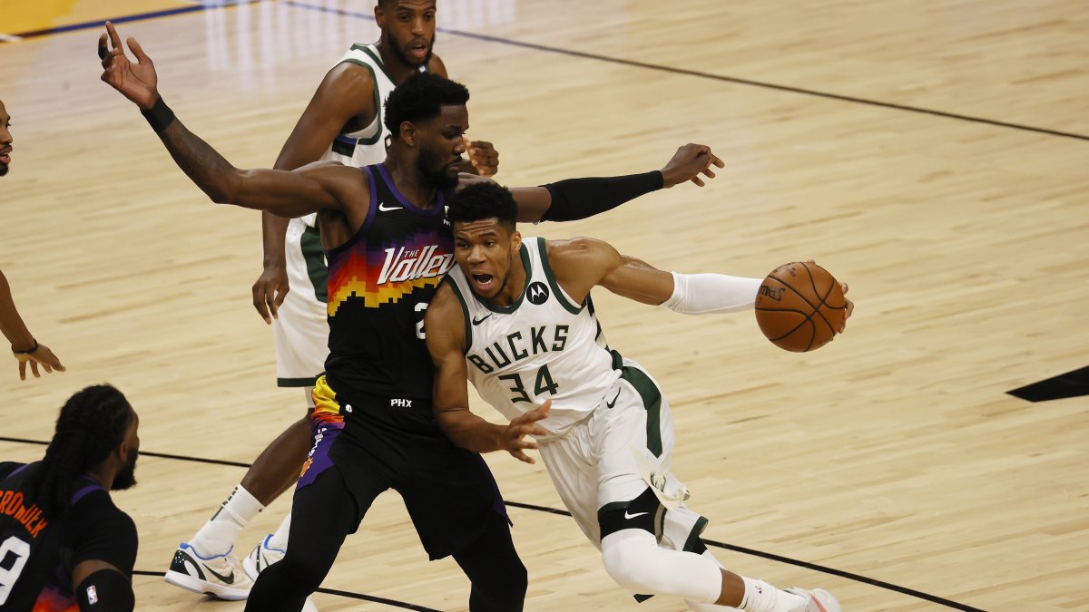 Antetokounmpo (c) fue el de mejor rendimiento con 32 puntos.