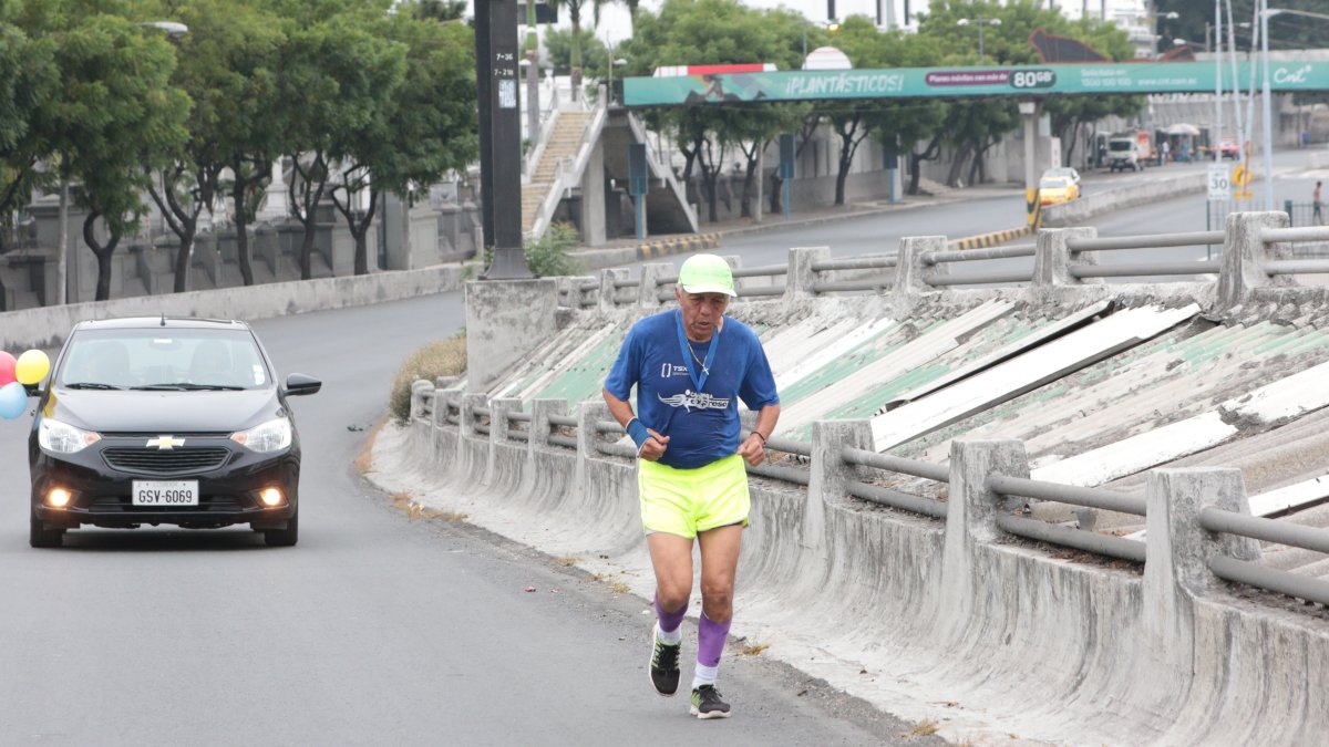 El corredor de 65 años hizo 10 km por la misma ruta que se suele disputarse la prueba.