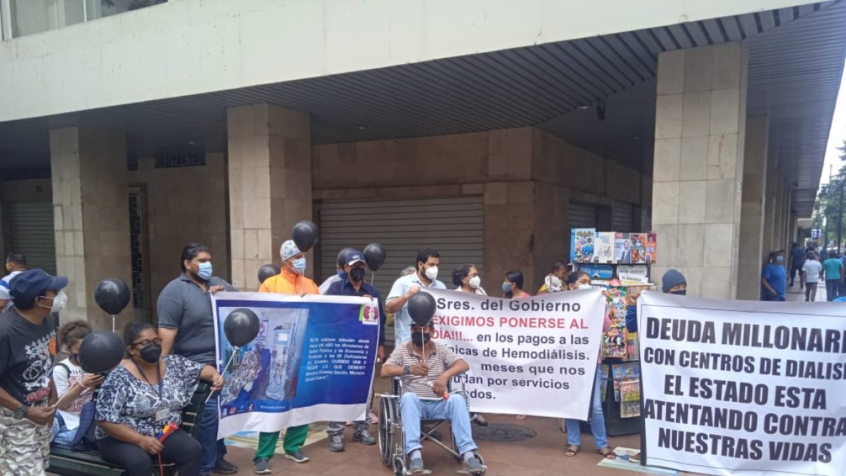 Plantón. Los pacientes renales han realizado aproximadamente 80 plantones para exigir a las autoridades el pago a dializadoras que los atienden.