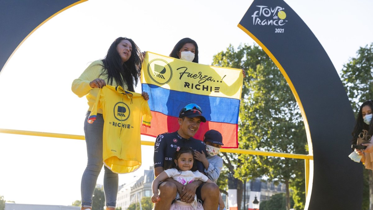 Richard Carapaz (d) disfrutó del podio del Tour de Francia en compañía de su familia.