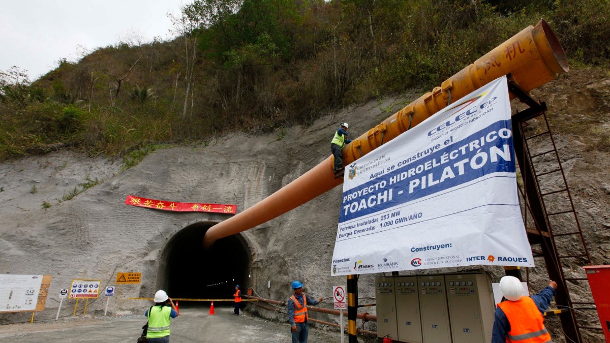 Las autoridades anuncian que está próximo el inicio de pruebas de generación de la central hidroeléctrica Toachi Pilatón.