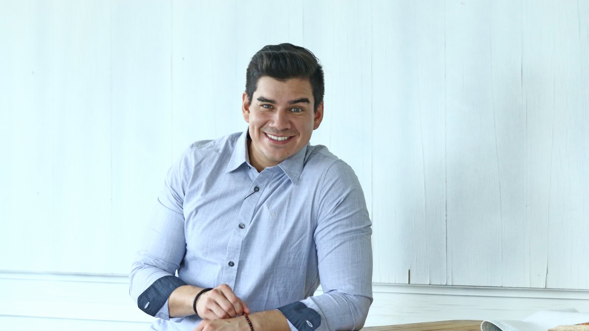 Isaac escribe románticos mensajes en las redes sociales dedicados a su pareja.