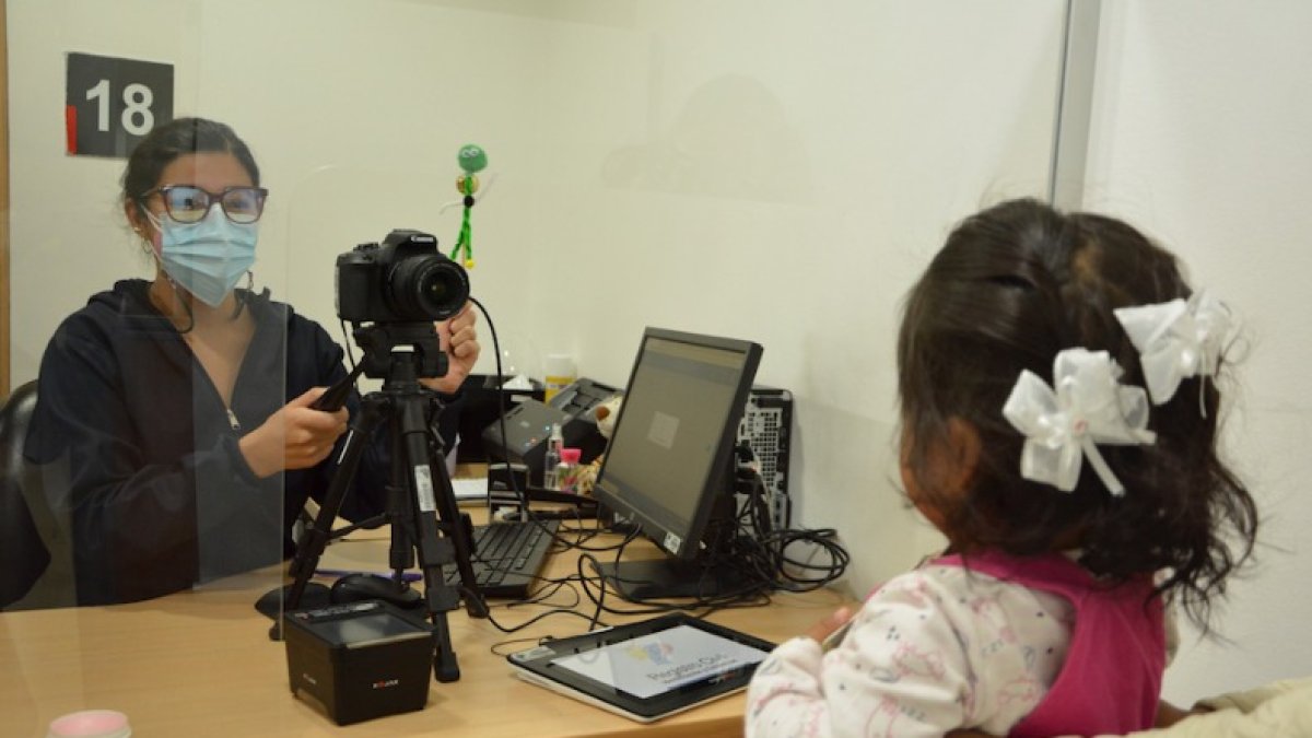 Una de los infantes cedulados en una agencia del Registro Civil, en Quito.