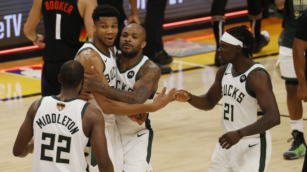 Antetokounmpo (segundo de la izquierda) jugará hoy con los Bucks como dueños de casa ante Suns.