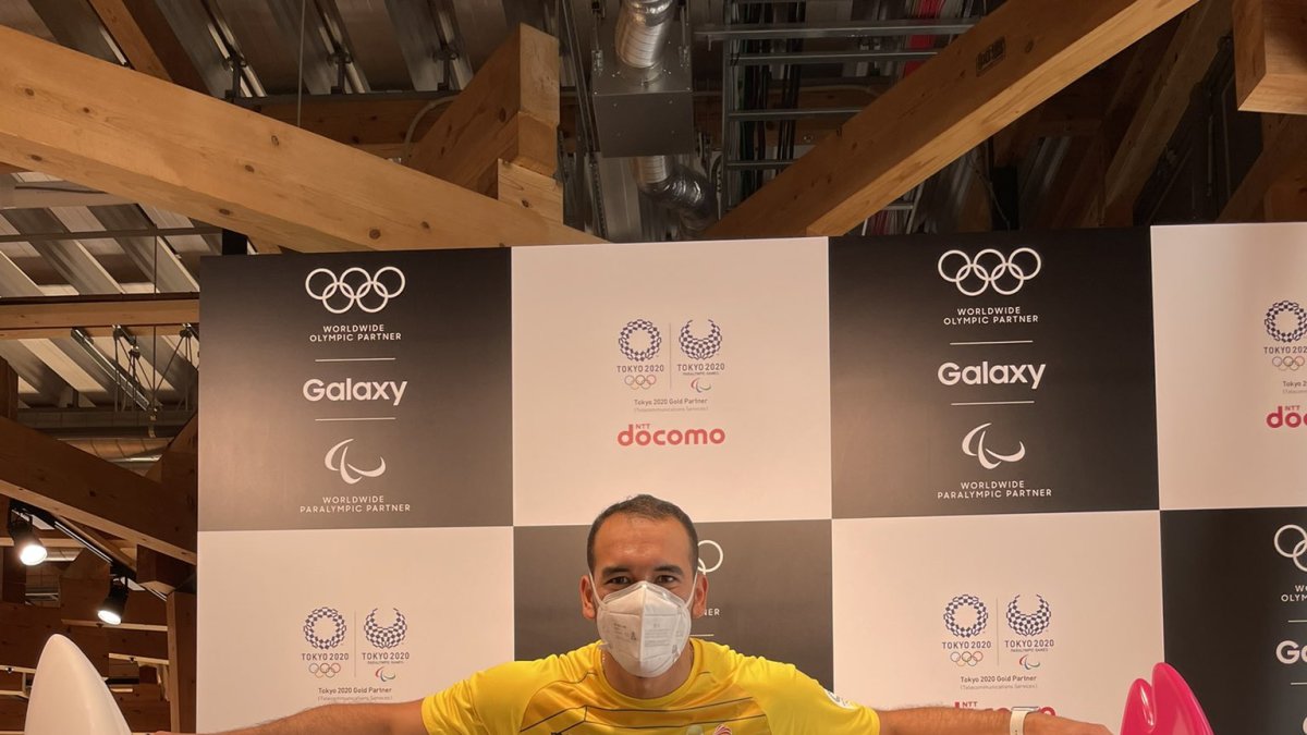 Tenis de mesa. Miño a la entrada de la residencia.