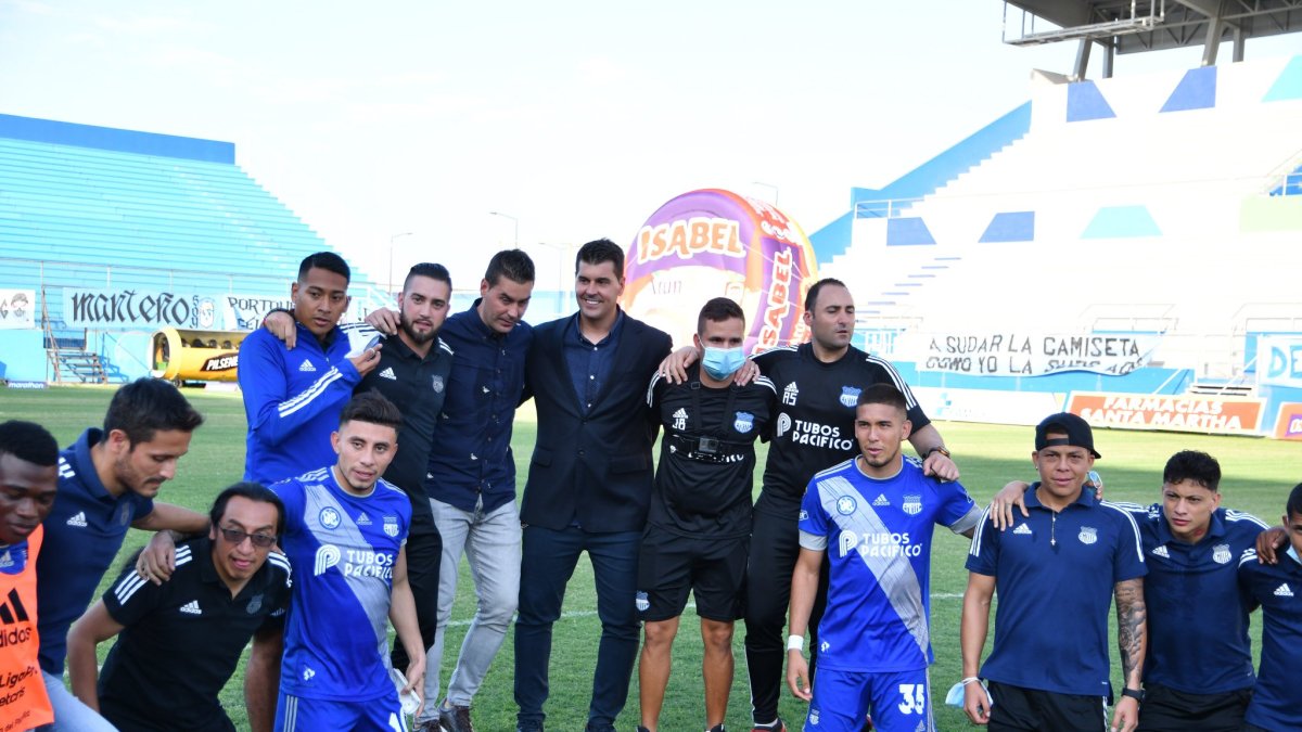 Ismael Rescalvo, técnico de Emelec, durante los festejos del Bombillo por ganar la primera etapa.