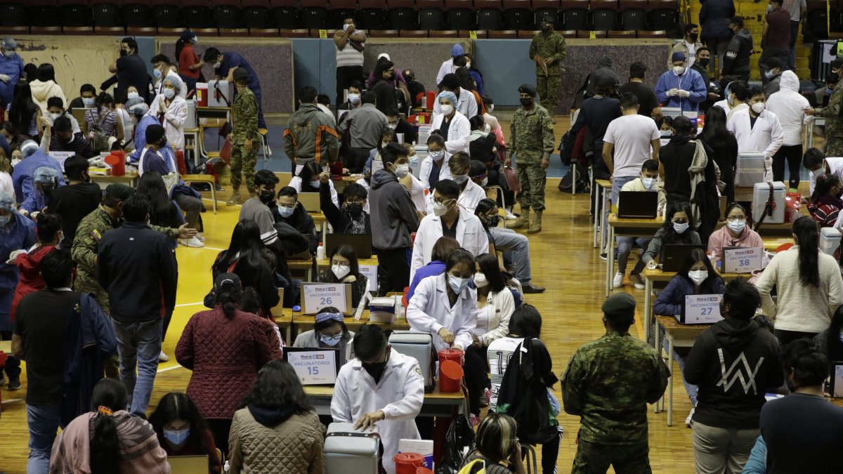 Cientos de personas acudieron el domingo 18 de julio al coliseo Rumiñahui en Quito, donde el Ministerio de Salud realizó una minga de vacunación.