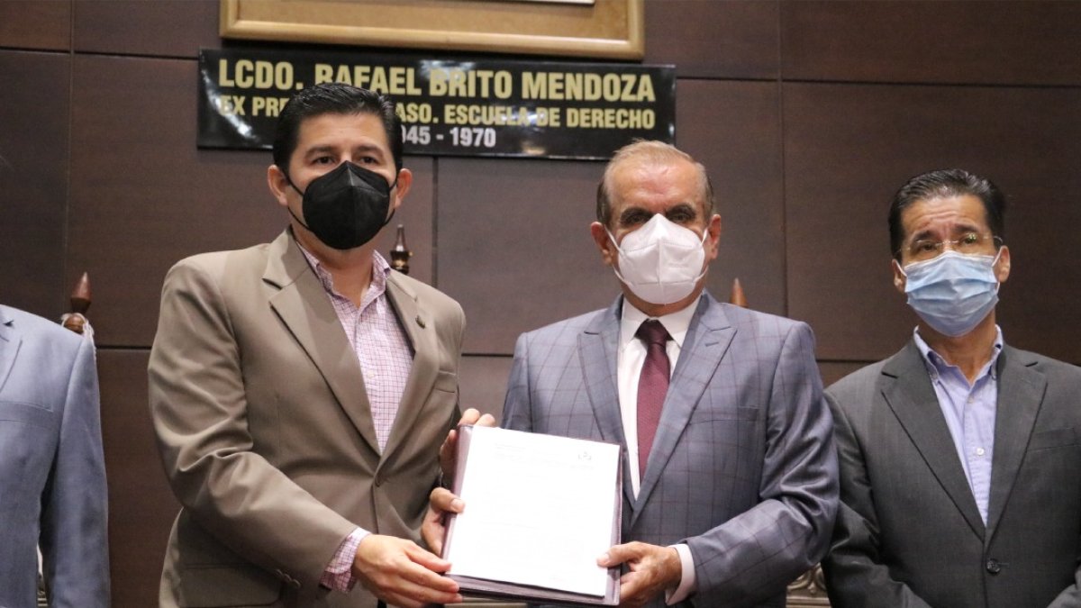 el rector de la Universidad de Guayaquil, Francisco Morán Peña; junto al Gobernador del Guayas, Vicente Taiano Álvarez y Jorge Steven en representación del del Ministerio de Gobierno.