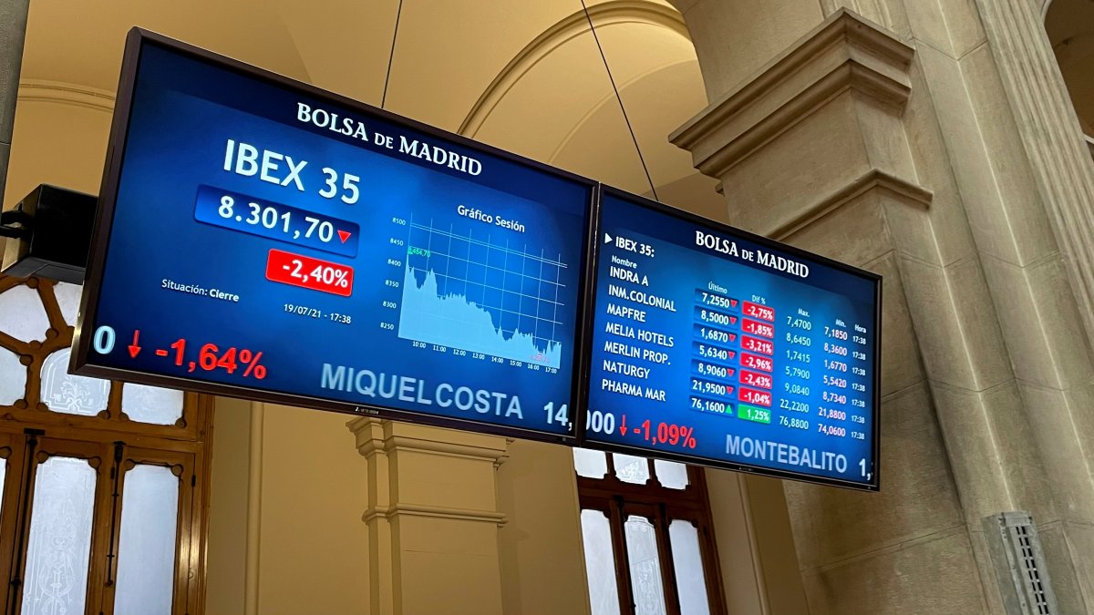 La bolsa española registró este lunes la segunda mayor caída del año, el 2,4 %,en parte por el descenso del precio del petróleo.