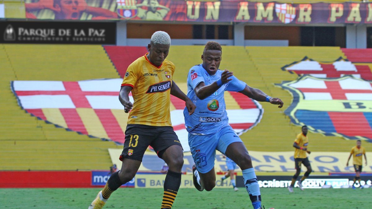 Gabriel Cortez (i) le aportó cosas importantes a la zona medular de Barcelona.