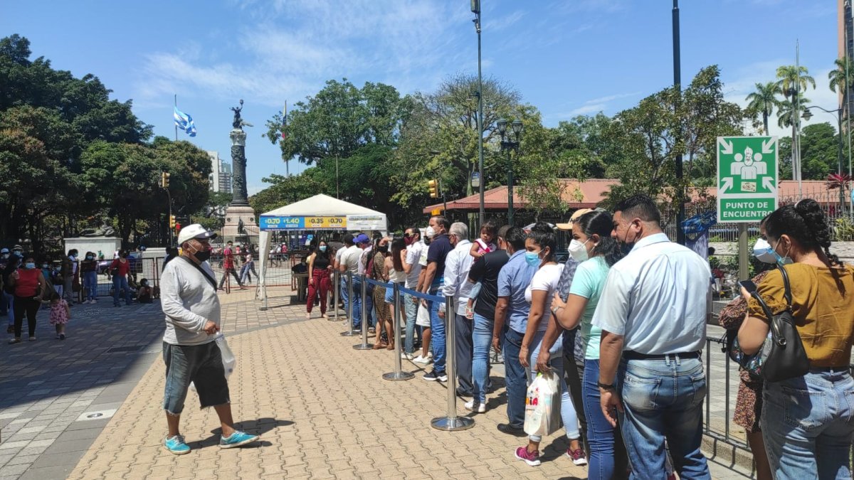 Fila. Así estaba la columna de la aerovía la tarde del domingo pasado. Hubo espera y larga fila.