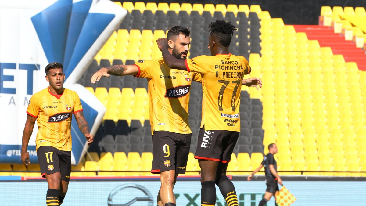 Gonzalo Mastriani (c), delantero de Barcelona, solo suma un gol en el torneo nacional.