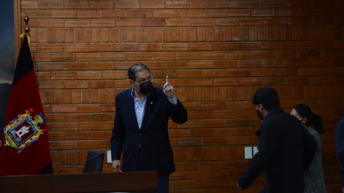 Cargo. Santiago Guarderas firmó el acta de posesión como nuevo burgomaestre