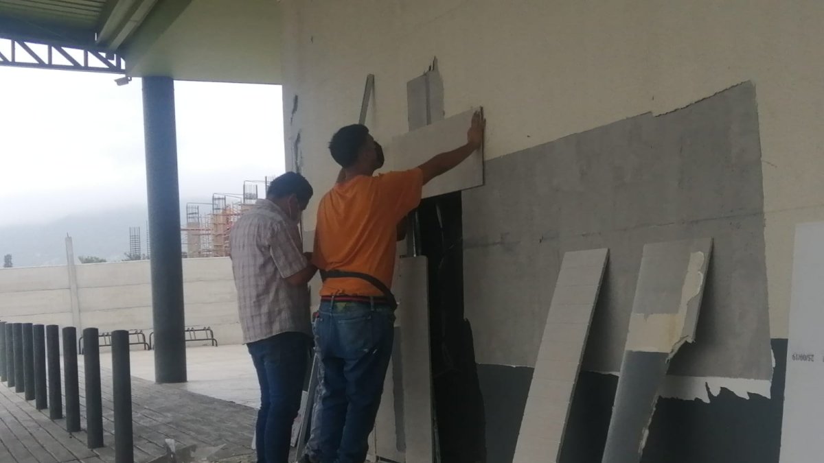 Personal tapa el hueco que quedó tras que delincuentes sacaron un cajero automático en la vía a la costa.