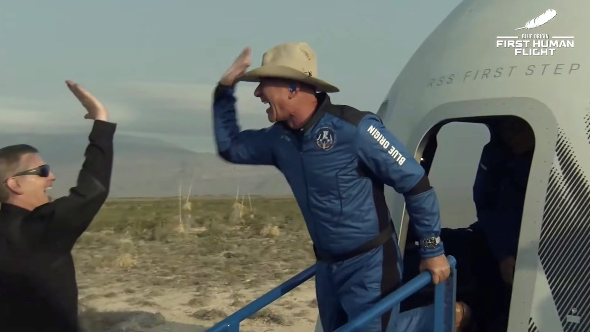 Dentro de la nave fabricada por Blue Origin, la compañía aeroespacial creada por Bezos en el año 2000, el fundador y hasta hace poco consejero delegado de Amazon viajó acompañado de su hermano, Mark; la piloto de 82 años Wally Funk; y Oliver Daemen un estudiante neerlandés de 18 años e hijo de un multimillonario.