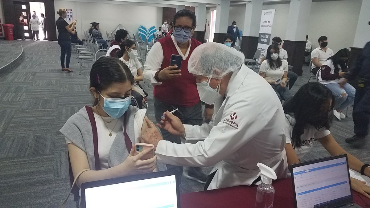 Estudiantes de  II y III de Bachillerato del colegio La Moderna, de Guayaquil, reciben la vacuna contra la covid-19 desde la semana pasada.