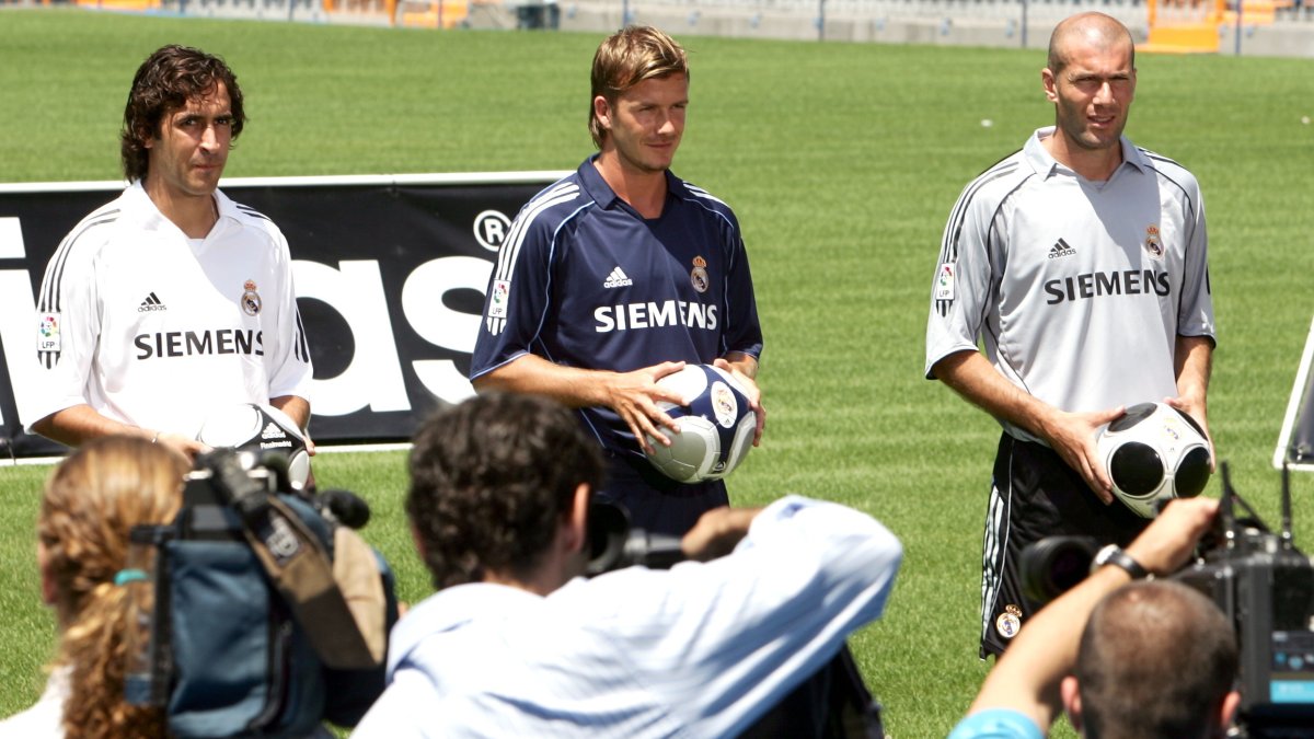 Los jugadores del Real Madrid: Raúl, David Beckham y Zinedine Zidane (i a d), posan durante la presentación de la nueva indumentaria del equipo merengue en el estadio Santiago Bernabéu.